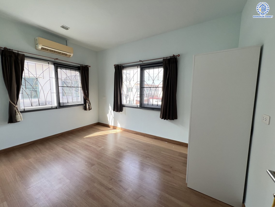 ทาวน์เฮ้าส์มือสองนนทบุรี โครงการ โกลเด้นทาวน์1 ปิ่นเกล้า-จรัญสนิทวงศ์ หลังมุม เนื้อที่ 29.30 ตร.ว. พื้นที่ใช้สอย 120 ตร.ม. ฟังก์ชัน 4 ห้องนอน 3 ห้องน้ำ 2 ที่จอดรถ แถมฟรี! เครื่องปรับอากาศ เดินทางสะดวกบนทำเลดีที่สุด เข้า-ออกหลายเส้นทาง ใกล้สายรถไฟฟ้าสายสีแดงอ่อน "สถานีบางบำหรุ" และจุดขึ้นทางด่วน "ศรีรัช" จองเลย!...