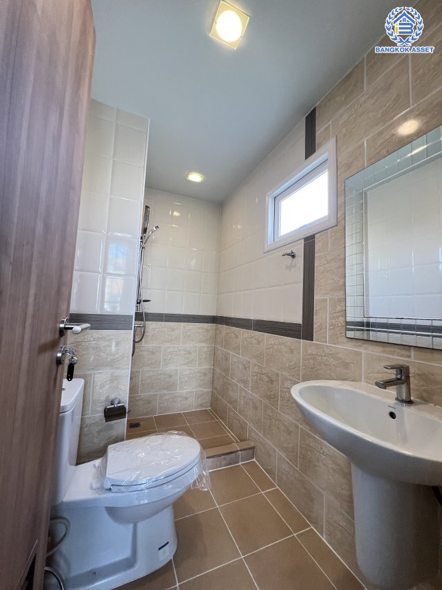 ทาวน์เฮ้าส์มือสองนนทบุรี โครงการ โกลเด้นทาวน์1 ปิ่นเกล้า-จรัญสนิทวงศ์ หลังมุม เนื้อที่ 29.30 ตร.ว. พื้นที่ใช้สอย 120 ตร.ม. ฟังก์ชัน 4 ห้องนอน 3 ห้องน้ำ 2 ที่จอดรถ แถมฟรี! เครื่องปรับอากาศ เดินทางสะดวกบนทำเลดีที่สุด เข้า-ออกหลายเส้นทาง ใกล้สายรถไฟฟ้าสายสีแดงอ่อน "สถานีบางบำหรุ" และจุดขึ้นทางด่วน "ศรีรัช" จองเลย!...