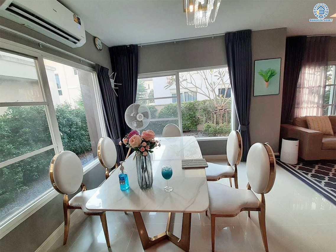 *****บ้านเดี่ยวมือสอง โครงการ เดอะเซนโทร วัชรพล จากแบรนด์ AP เนื้อที่ 64.00 ตร.ว. พื้นที่ใช้สอย 195 ตร.ม. ฟังก์ชัน 4 ห้องนอน 3 ห้องน้ำ จอดรถได้ 2 คัน แถมฟรี เครื่องปรับอากาศ และ เครื่องทำน้ำอุ่น Facilities ครบครัน บนทำเลเชื่อมต่อหลายเส้นทาง ถ.รามอินทรา ถ.สายไหม และ ถ.พหลโยธิน ใกล้สนามบินดอนเมือง ทางด่วน "รามอินทรา" และรถไฟฟ้าสายสีเขียว "สถานีคูคต"