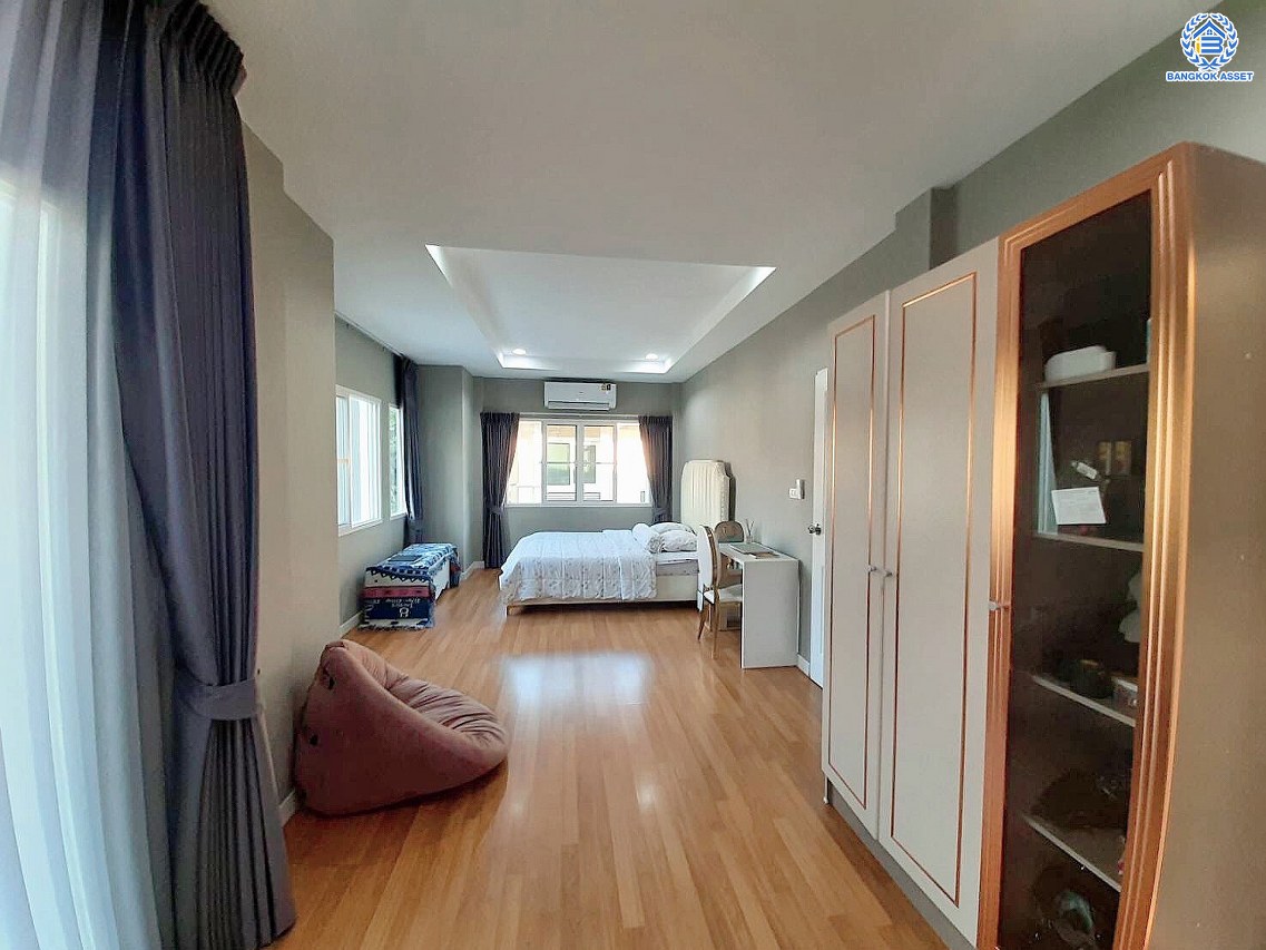 *****บ้านเดี่ยวมือสอง โครงการ เดอะเซนโทร วัชรพล จากแบรนด์ AP เนื้อที่ 64.00 ตร.ว. พื้นที่ใช้สอย 195 ตร.ม. ฟังก์ชัน 4 ห้องนอน 3 ห้องน้ำ จอดรถได้ 2 คัน แถมฟรี เครื่องปรับอากาศ และ เครื่องทำน้ำอุ่น Facilities ครบครัน บนทำเลเชื่อมต่อหลายเส้นทาง ถ.รามอินทรา ถ.สายไหม และ ถ.พหลโยธิน ใกล้สนามบินดอนเมือง ทางด่วน "รามอินทรา" และรถไฟฟ้าสายสีเขียว "สถานีคูคต"