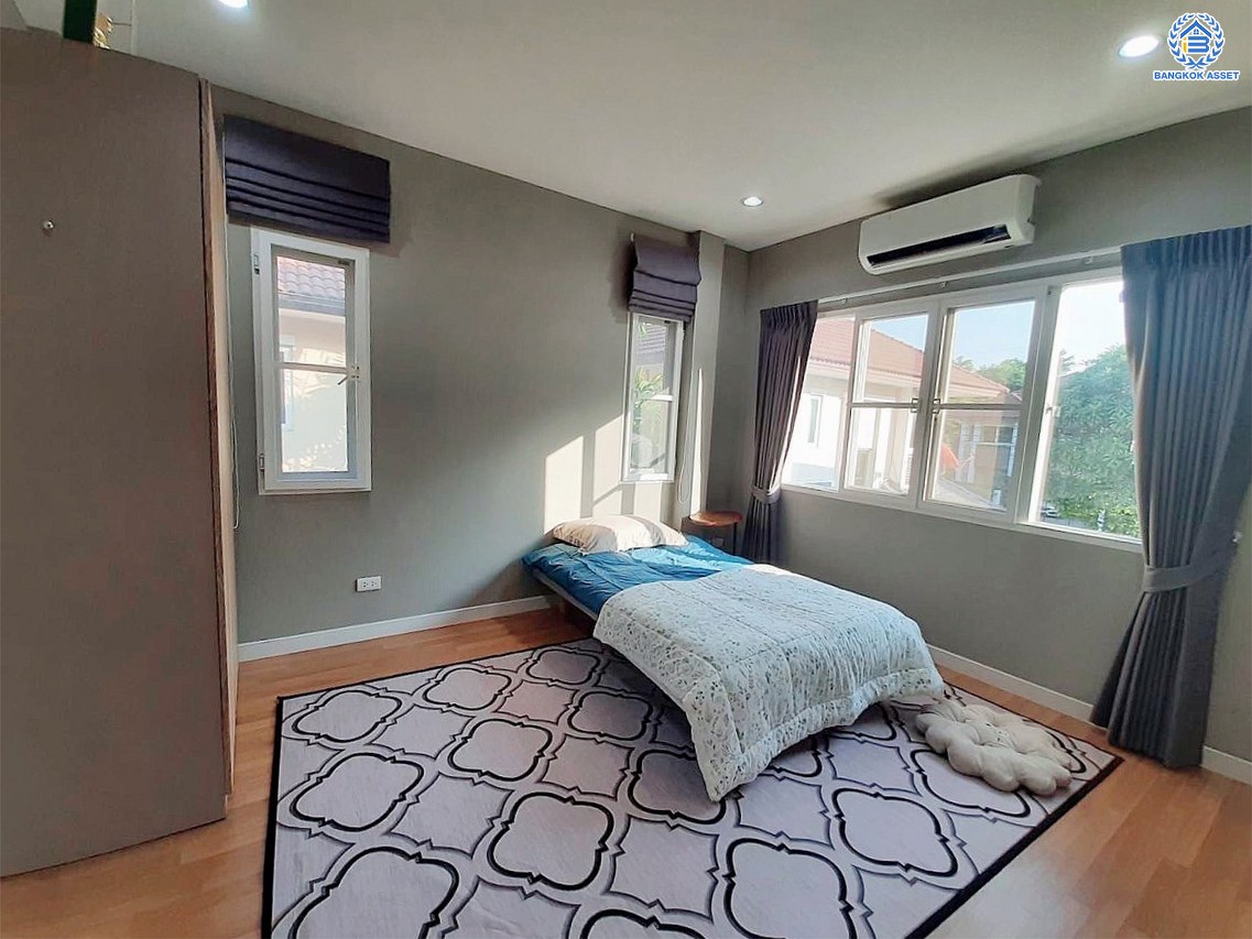 *****บ้านเดี่ยวมือสอง โครงการ เดอะเซนโทร วัชรพล จากแบรนด์ AP เนื้อที่ 64.00 ตร.ว. พื้นที่ใช้สอย 195 ตร.ม. ฟังก์ชัน 4 ห้องนอน 3 ห้องน้ำ จอดรถได้ 2 คัน แถมฟรี เครื่องปรับอากาศ และ เครื่องทำน้ำอุ่น Facilities ครบครัน บนทำเลเชื่อมต่อหลายเส้นทาง ถ.รามอินทรา ถ.สายไหม และ ถ.พหลโยธิน ใกล้สนามบินดอนเมือง ทางด่วน "รามอินทรา" และรถไฟฟ้าสายสีเขียว "สถานีคูคต"