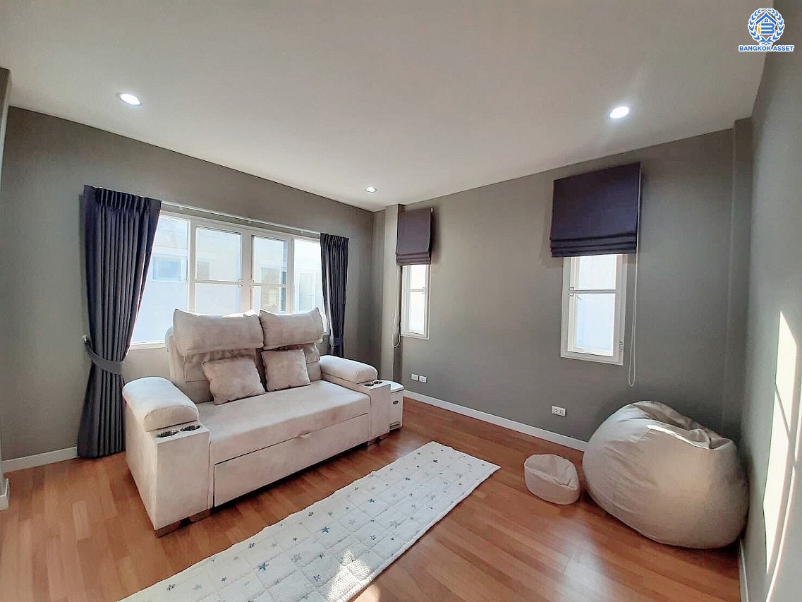 *****บ้านเดี่ยวมือสอง โครงการ เดอะเซนโทร วัชรพล จากแบรนด์ AP เนื้อที่ 64.00 ตร.ว. พื้นที่ใช้สอย 195 ตร.ม. ฟังก์ชัน 4 ห้องนอน 3 ห้องน้ำ จอดรถได้ 2 คัน แถมฟรี เครื่องปรับอากาศ และ เครื่องทำน้ำอุ่น Facilities ครบครัน บนทำเลเชื่อมต่อหลายเส้นทาง ถ.รามอินทรา ถ.สายไหม และ ถ.พหลโยธิน ใกล้สนามบินดอนเมือง ทางด่วน "รามอินทรา" และรถไฟฟ้าสายสีเขียว "สถานีคูคต"