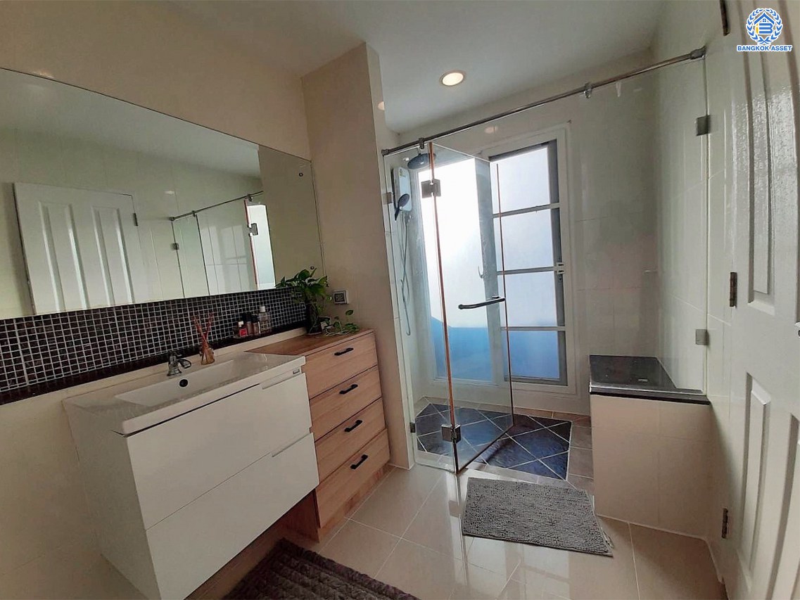 *****บ้านเดี่ยวมือสอง โครงการ เดอะเซนโทร วัชรพล จากแบรนด์ AP เนื้อที่ 64.00 ตร.ว. พื้นที่ใช้สอย 195 ตร.ม. ฟังก์ชัน 4 ห้องนอน 3 ห้องน้ำ จอดรถได้ 2 คัน แถมฟรี เครื่องปรับอากาศ และ เครื่องทำน้ำอุ่น Facilities ครบครัน บนทำเลเชื่อมต่อหลายเส้นทาง ถ.รามอินทรา ถ.สายไหม และ ถ.พหลโยธิน ใกล้สนามบินดอนเมือง ทางด่วน "รามอินทรา" และรถไฟฟ้าสายสีเขียว "สถานีคูคต"