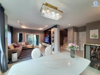 *****บ้านเดี่ยวมือสอง โครงการ เดอะเซนโทร วัชรพล จากแบรนด์ AP เนื้อที่ 64.00 ตร.ว. พื้นที่ใช้สอย 195 ตร.ม. ฟังก์ชัน 4 ห้องนอน 3 ห้องน้ำ จอดรถได้ 2 คัน แถมฟรี เครื่องปรับอากาศ และ เครื่องทำน้ำอุ่น Facilities ครบครัน บนทำเลเชื่อมต่อหลายเส้นทาง ถ.รามอินทรา ถ.สายไหม และ ถ.พหลโยธิน ใกล้สนามบินดอนเมือง ทางด่วน "รามอินทรา" และรถไฟฟ้าสายสีเขียว "สถานีคูคต"