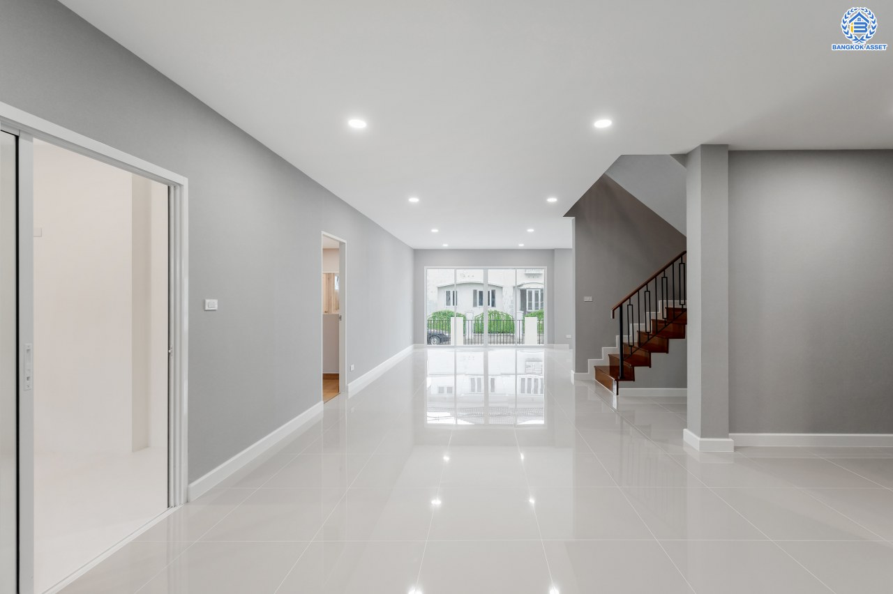 บ้านมือสองตกแต่งใหม่ โครงการ ลัดดารมย์ รัตนาธิเบศร์ หลังมุม จากแบรนด์ Q House เนื้อที่ 98.40 ตร.ว. พื้นที่ใช้สอย 322.2 ตร.ม. ฟังก์ชัน 4 ห้องนอน 4 ห้องน้ำ จอดรถได้ 2 คัน บนทำเลที่ดีที่สุด เชื่อมต่อ ถนนรัตนาธิเบศร์ และ ถนนราชพฤกษ์ ใจกลาง 2 เซ็นทรัลฯ ทั้งเซ็นทรัลรัตนาธิเบศร์, เซ็นทรัลเวสต์เกต และ ใกล้รถไฟฟ้าสายสีม่วง "สถานีไทรม้า"...