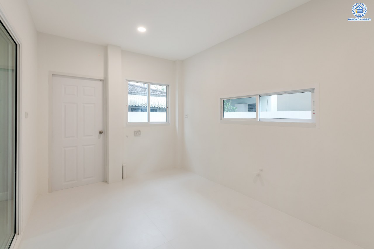 บ้านมือสองตกแต่งใหม่ โครงการ ลัดดารมย์ รัตนาธิเบศร์ หลังมุม จากแบรนด์ Q House เนื้อที่ 98.40 ตร.ว. พื้นที่ใช้สอย 322.2 ตร.ม. ฟังก์ชัน 4 ห้องนอน 4 ห้องน้ำ จอดรถได้ 2 คัน บนทำเลที่ดีที่สุด เชื่อมต่อ ถนนรัตนาธิเบศร์ และ ถนนราชพฤกษ์ ใจกลาง 2 เซ็นทรัลฯ ทั้งเซ็นทรัลรัตนาธิเบศร์, เซ็นทรัลเวสต์เกต และ ใกล้รถไฟฟ้าสายสีม่วง "สถานีไทรม้า"...