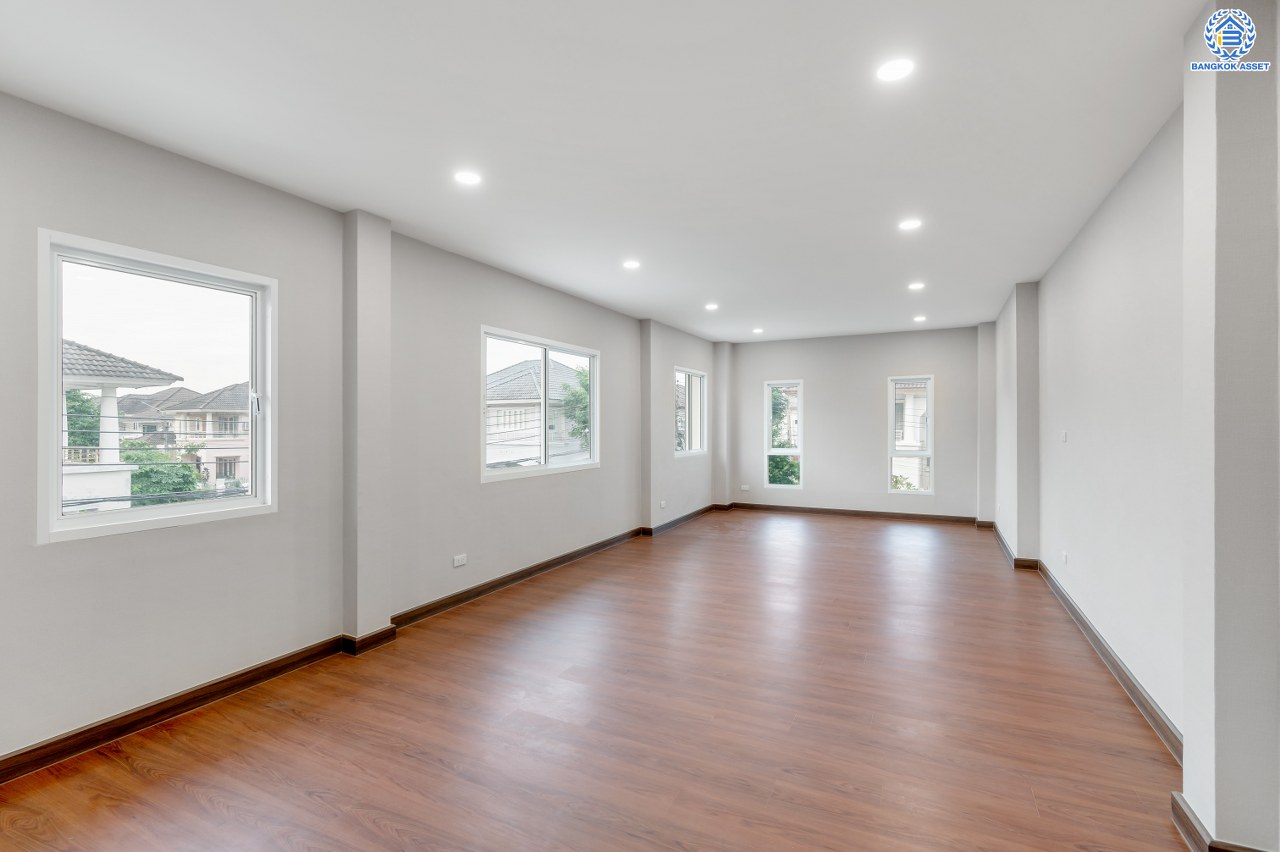 บ้านมือสองตกแต่งใหม่ โครงการ ลัดดารมย์ รัตนาธิเบศร์ หลังมุม จากแบรนด์ Q House เนื้อที่ 98.40 ตร.ว. พื้นที่ใช้สอย 322.2 ตร.ม. ฟังก์ชัน 4 ห้องนอน 4 ห้องน้ำ จอดรถได้ 2 คัน บนทำเลที่ดีที่สุด เชื่อมต่อ ถนนรัตนาธิเบศร์ และ ถนนราชพฤกษ์ ใจกลาง 2 เซ็นทรัลฯ ทั้งเซ็นทรัลรัตนาธิเบศร์, เซ็นทรัลเวสต์เกต และ ใกล้รถไฟฟ้าสายสีม่วง "สถานีไทรม้า"...