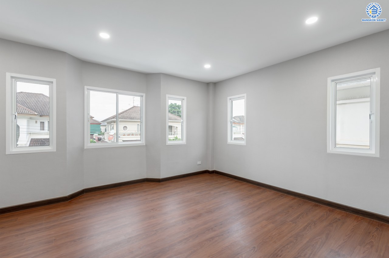 บ้านมือสองตกแต่งใหม่ โครงการ ลัดดารมย์ รัตนาธิเบศร์ หลังมุม จากแบรนด์ Q House เนื้อที่ 98.40 ตร.ว. พื้นที่ใช้สอย 322.2 ตร.ม. ฟังก์ชัน 4 ห้องนอน 4 ห้องน้ำ จอดรถได้ 2 คัน บนทำเลที่ดีที่สุด เชื่อมต่อ ถนนรัตนาธิเบศร์ และ ถนนราชพฤกษ์ ใจกลาง 2 เซ็นทรัลฯ ทั้งเซ็นทรัลรัตนาธิเบศร์, เซ็นทรัลเวสต์เกต และ ใกล้รถไฟฟ้าสายสีม่วง "สถานีไทรม้า"...