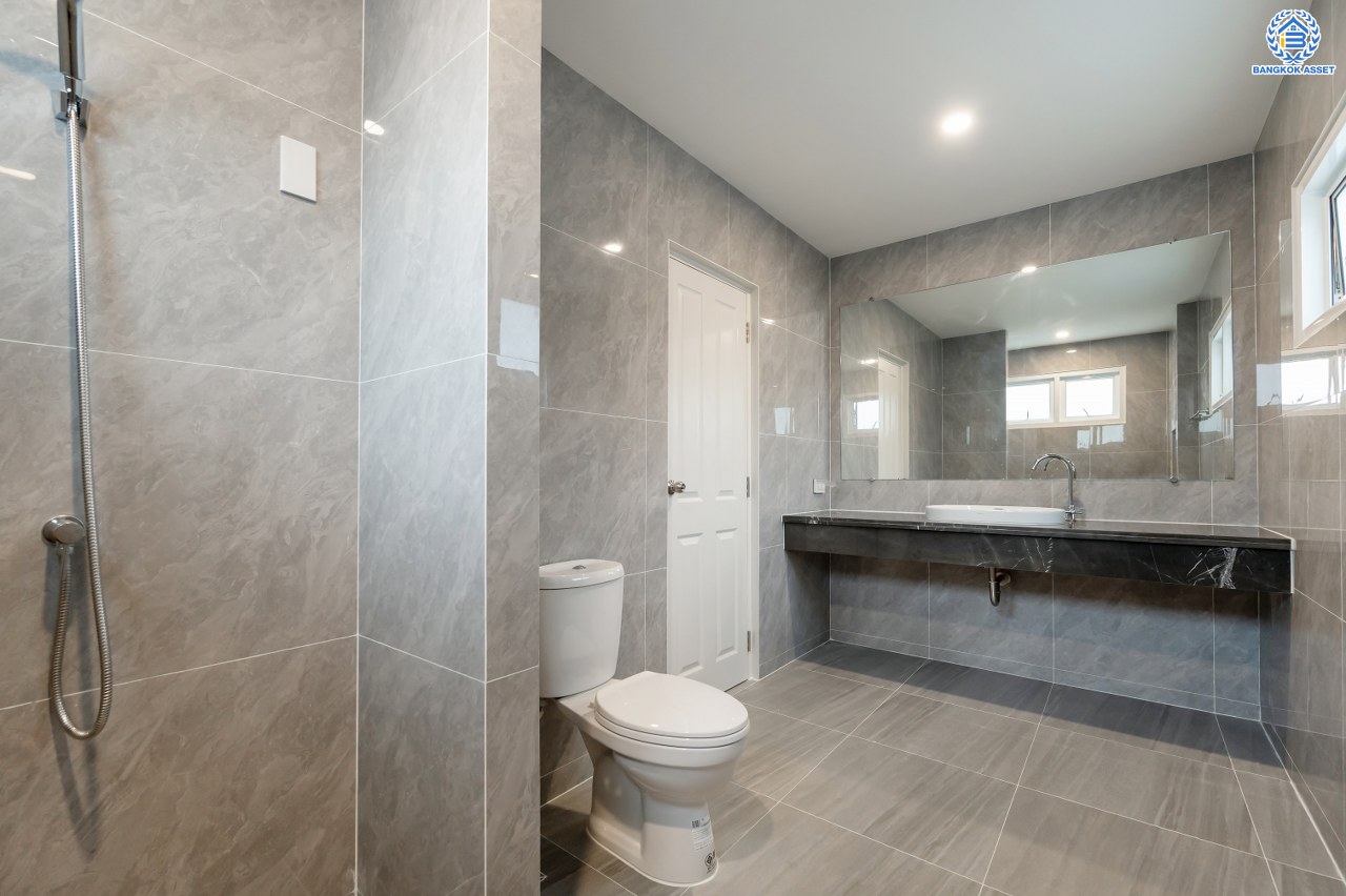 บ้านมือสองตกแต่งใหม่ โครงการ ลัดดารมย์ รัตนาธิเบศร์ หลังมุม จากแบรนด์ Q House เนื้อที่ 98.40 ตร.ว. พื้นที่ใช้สอย 322.2 ตร.ม. ฟังก์ชัน 4 ห้องนอน 4 ห้องน้ำ จอดรถได้ 2 คัน บนทำเลที่ดีที่สุด เชื่อมต่อ ถนนรัตนาธิเบศร์ และ ถนนราชพฤกษ์ ใจกลาง 2 เซ็นทรัลฯ ทั้งเซ็นทรัลรัตนาธิเบศร์, เซ็นทรัลเวสต์เกต และ ใกล้รถไฟฟ้าสายสีม่วง "สถานีไทรม้า"...