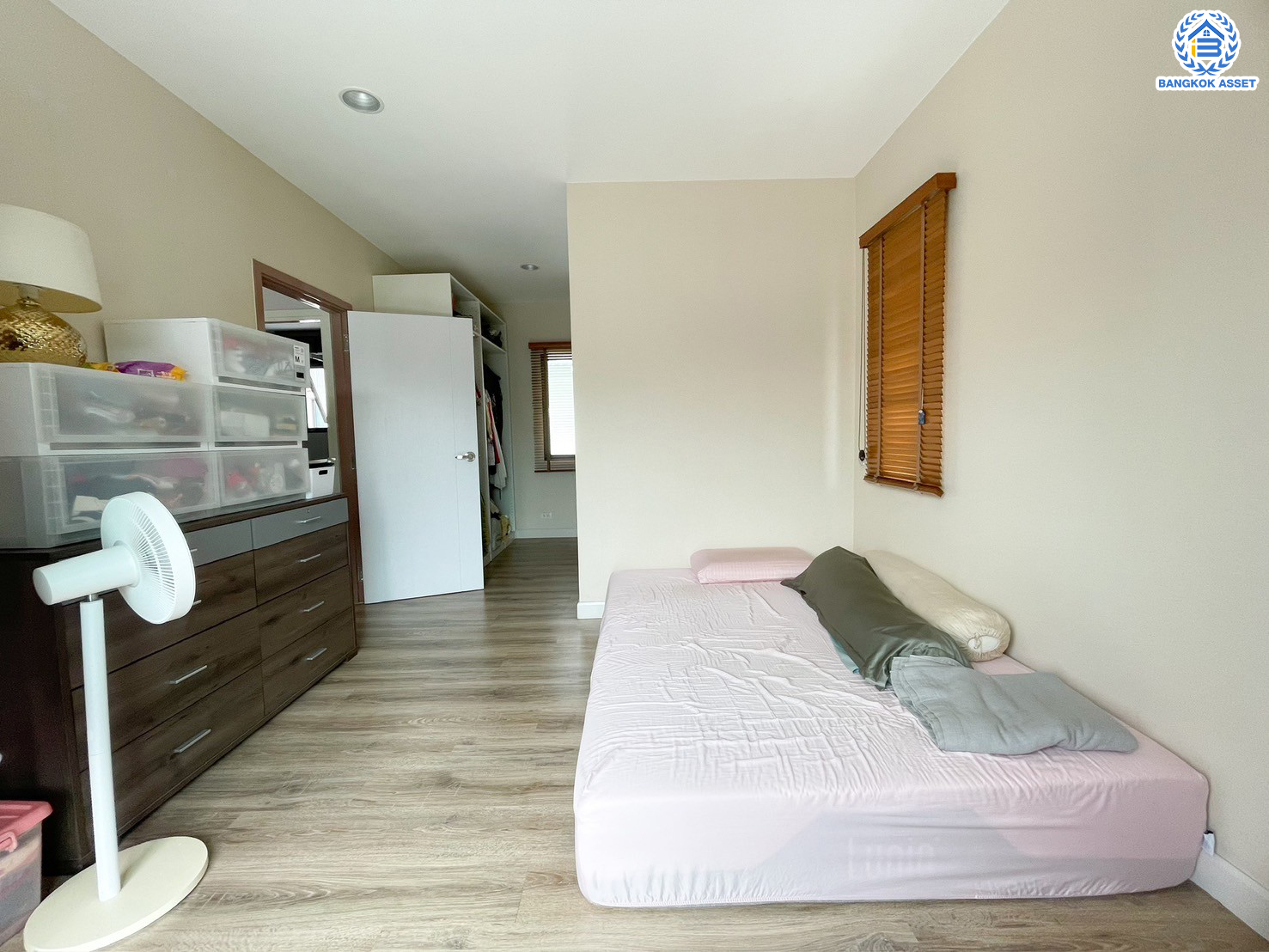 *****บ้านเดี่ยวมือสองย่านนนทบุรี โครงการ เพฟ ปิ่นเกล้า-ศาลายา เนื้อที่ 50.60 ตร.ว. พื้นที่ใช้สอย 215.3 ตร.ม. ฟังก์ชัน 5 ห้องนอน 3 ห้องน้ำ ที่จอดรถ 2 คัน แถมฟรี เครื่องปรับอากาศ เครื่องทำน้ำอุ่น โครงการตั้งบนทำเลแห่งการเดินทาง เชื่อมต่อถนนกาญจนาภิเษก และใกล้จุดขึ้นทางด่วน "ศรีรัช"