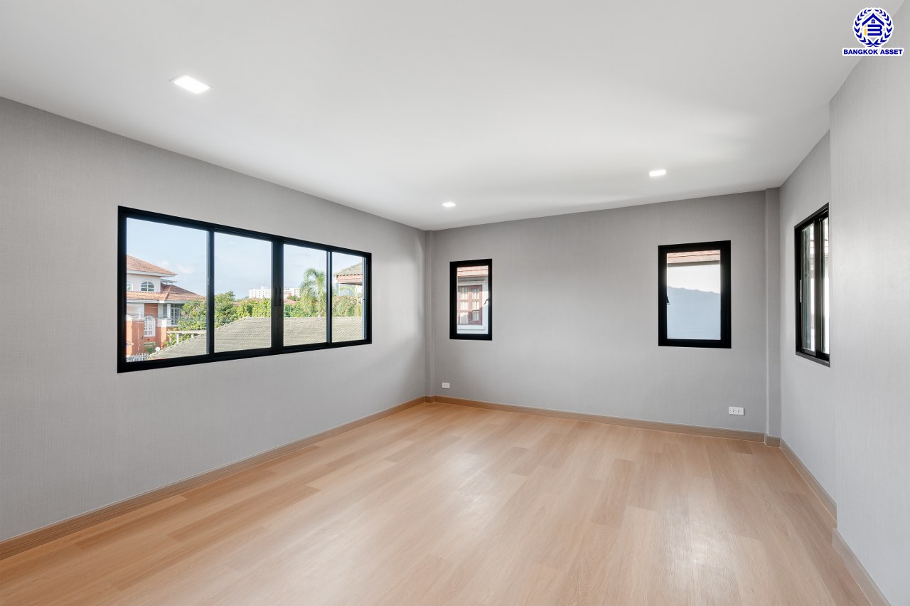 บ้านมือสองตกแต่งใหม่ โครงการ เมืองเอก โครงการ6 (River Ville Donmueang) เนื้อที่ 200 ตร.ว. พื้นที่ใช้สอย 508.49 ตร.ม. ฟังก์ชัน 3 ห้องนอน 3 ห้องน้ำ จอดรถได้ 3 คัน บนทำเลศักยภาพเชื่อมต่อถนนวิภาวดี-รังสิต ถนนพหลโยธิน ถนนรามอินทรา ใกล้รถไฟฟ้าสายสีแดง "สถานีหลัหก" และจุดขึ้นทางด่วน "อุตราภิมุข"...