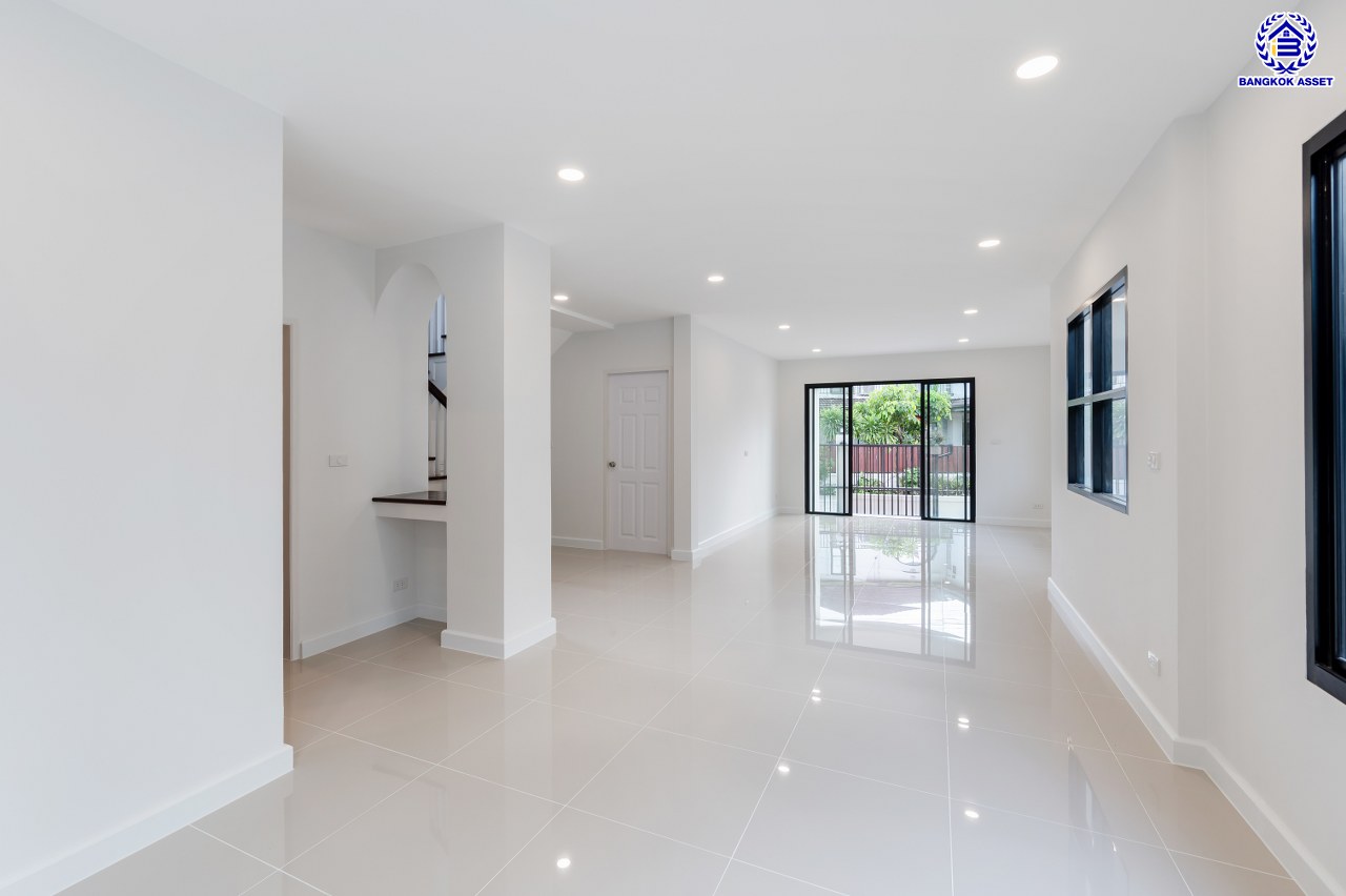 บ้านมือสองตกแต่งใหม่ โครงการ ชัยพฤกษ์ บางบัวทอง เนื้อที่ 64.30 ตร.ว. พื้นที่ใช้สอย 215.79 ตร.ม. ฟังก์ชัน 3 ห้องนอน 3 ห้องน้ำ จอดรถได้ 2 คัน มาพร้อม Facilities ภายในโครงการครบครัน คุณภาพจากแบรนด์ L&H บนทำเลเดินทางสะดวก ติดถนนบางกรวย-ไทรน้อย ใกล้เซ็นทรัลเวสต์เกต และรถไฟฟ้าสายสีม่วง "สถานีบางพลู"