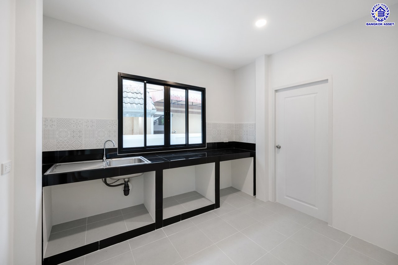 บ้านมือสองตกแต่งใหม่ โครงการ ชัยพฤกษ์ บางบัวทอง เนื้อที่ 64.30 ตร.ว. พื้นที่ใช้สอย 215.79 ตร.ม. ฟังก์ชัน 3 ห้องนอน 3 ห้องน้ำ จอดรถได้ 2 คัน มาพร้อม Facilities ภายในโครงการครบครัน คุณภาพจากแบรนด์ L&H บนทำเลเดินทางสะดวก ติดถนนบางกรวย-ไทรน้อย ใกล้เซ็นทรัลเวสต์เกต และรถไฟฟ้าสายสีม่วง "สถานีบางพลู"