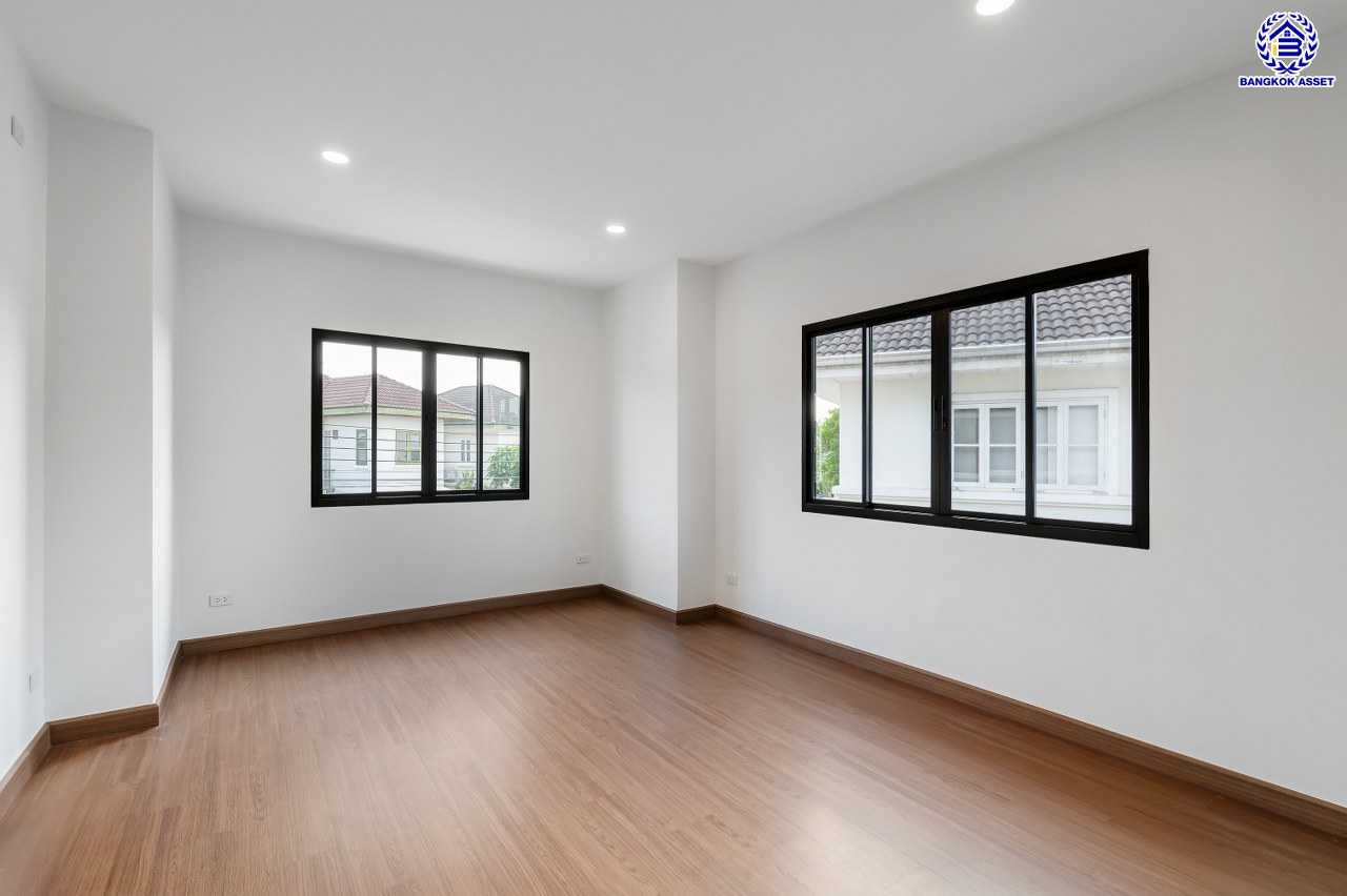 บ้านมือสองตกแต่งใหม่ โครงการ ชัยพฤกษ์ บางบัวทอง เนื้อที่ 64.30 ตร.ว. พื้นที่ใช้สอย 215.79 ตร.ม. ฟังก์ชัน 3 ห้องนอน 3 ห้องน้ำ จอดรถได้ 2 คัน มาพร้อม Facilities ภายในโครงการครบครัน คุณภาพจากแบรนด์ L&H บนทำเลเดินทางสะดวก ติดถนนบางกรวย-ไทรน้อย ใกล้เซ็นทรัลเวสต์เกต และรถไฟฟ้าสายสีม่วง "สถานีบางพลู"