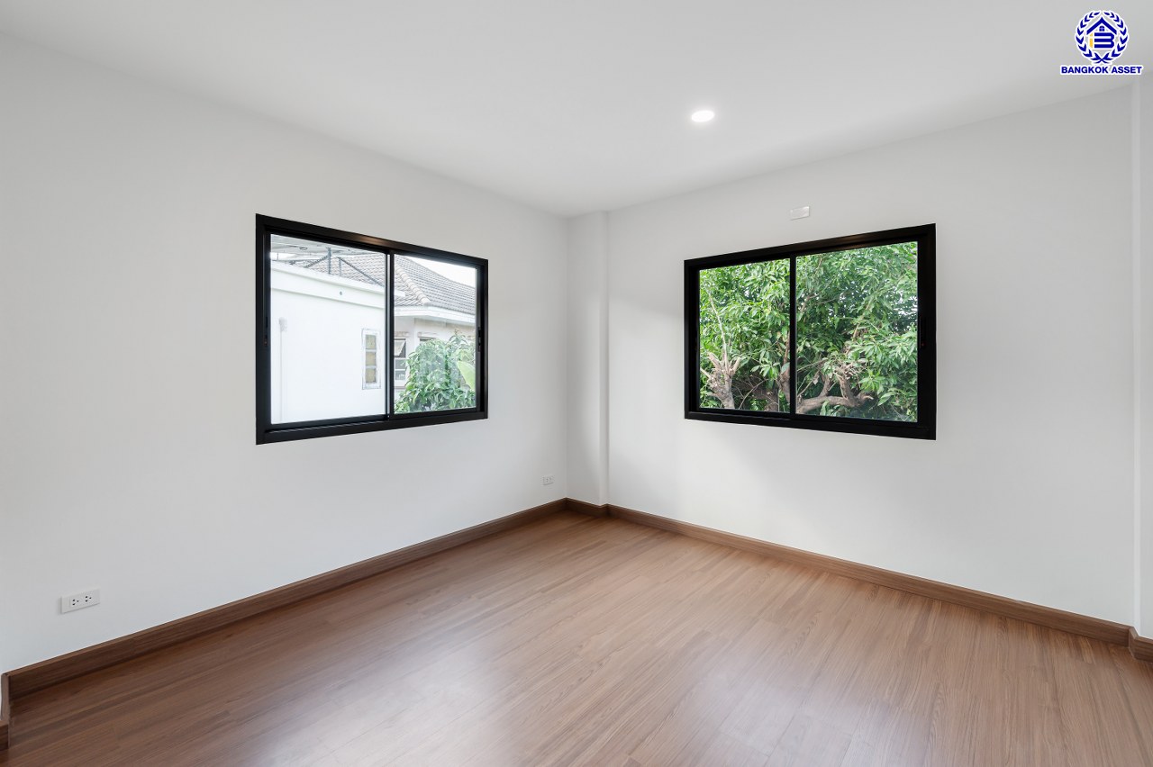 บ้านมือสองตกแต่งใหม่ โครงการ ชัยพฤกษ์ บางบัวทอง เนื้อที่ 64.30 ตร.ว. พื้นที่ใช้สอย 215.79 ตร.ม. ฟังก์ชัน 3 ห้องนอน 3 ห้องน้ำ จอดรถได้ 2 คัน มาพร้อม Facilities ภายในโครงการครบครัน คุณภาพจากแบรนด์ L&H บนทำเลเดินทางสะดวก ติดถนนบางกรวย-ไทรน้อย ใกล้เซ็นทรัลเวสต์เกต และรถไฟฟ้าสายสีม่วง "สถานีบางพลู"