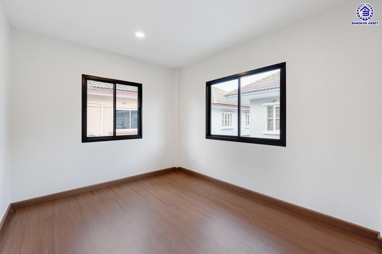 บ้านมือสองตกแต่งใหม่ โครงการ ชัยพฤกษ์ บางบัวทอง เนื้อที่ 64.30 ตร.ว. พื้นที่ใช้สอย 215.79 ตร.ม. ฟังก์ชัน 3 ห้องนอน 3 ห้องน้ำ จอดรถได้ 2 คัน มาพร้อม Facilities ภายในโครงการครบครัน คุณภาพจากแบรนด์ L&H บนทำเลเดินทางสะดวก ติดถนนบางกรวย-ไทรน้อย ใกล้เซ็นทรัลเวสต์เกต และรถไฟฟ้าสายสีม่วง "สถานีบางพลู"