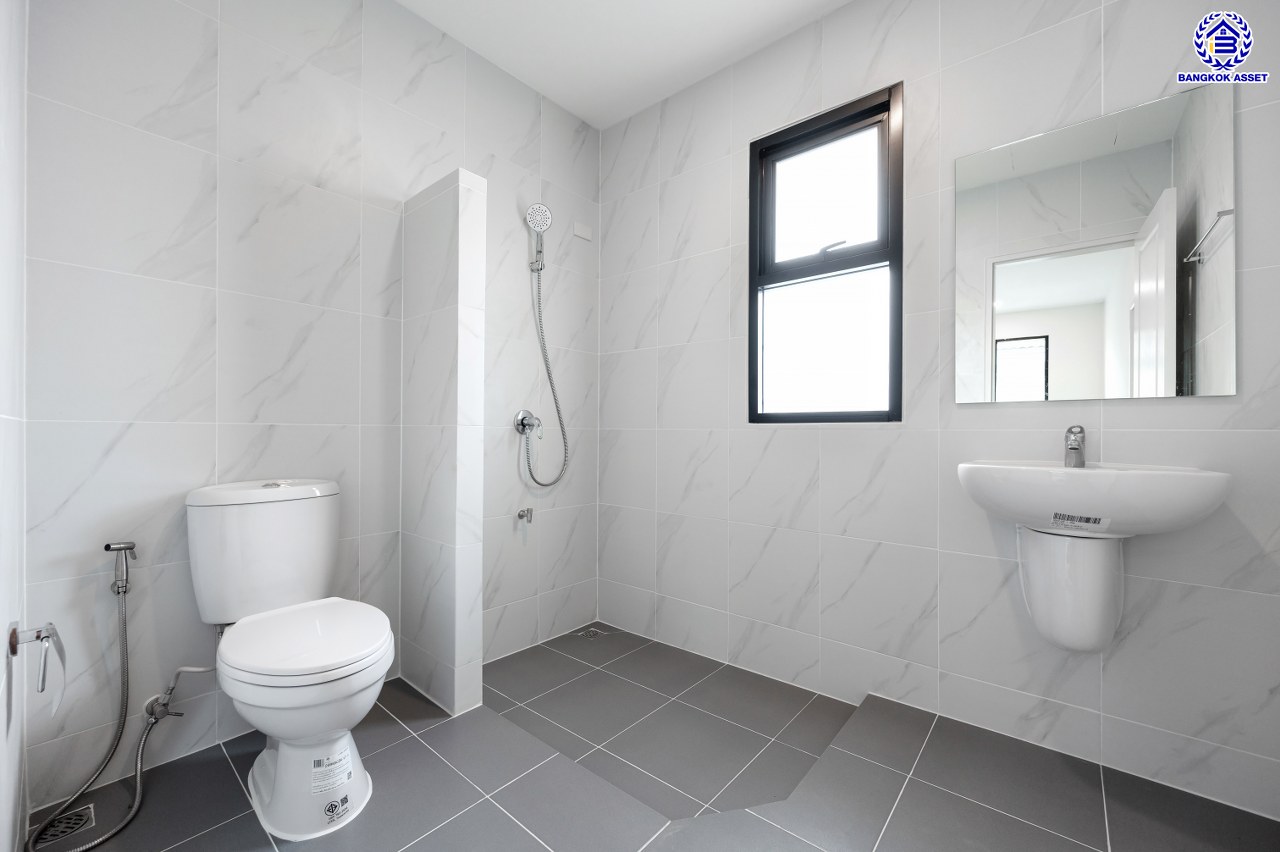 บ้านมือสองตกแต่งใหม่ โครงการ ชัยพฤกษ์ บางบัวทอง เนื้อที่ 64.30 ตร.ว. พื้นที่ใช้สอย 215.79 ตร.ม. ฟังก์ชัน 3 ห้องนอน 3 ห้องน้ำ จอดรถได้ 2 คัน มาพร้อม Facilities ภายในโครงการครบครัน คุณภาพจากแบรนด์ L&H บนทำเลเดินทางสะดวก ติดถนนบางกรวย-ไทรน้อย ใกล้เซ็นทรัลเวสต์เกต และรถไฟฟ้าสายสีม่วง "สถานีบางพลู"