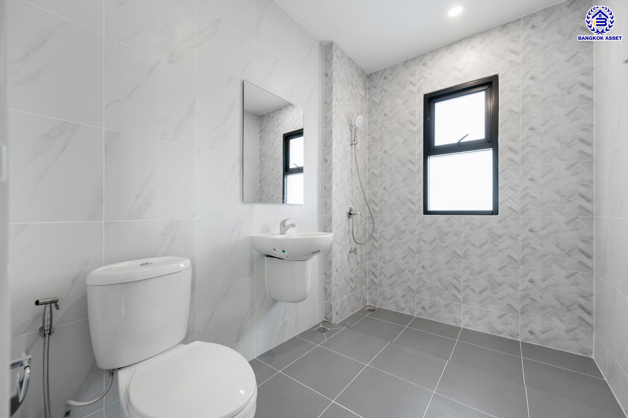 บ้านมือสองตกแต่งใหม่ โครงการ ชัยพฤกษ์ บางบัวทอง เนื้อที่ 64.30 ตร.ว. พื้นที่ใช้สอย 215.79 ตร.ม. ฟังก์ชัน 3 ห้องนอน 3 ห้องน้ำ จอดรถได้ 2 คัน มาพร้อม Facilities ภายในโครงการครบครัน คุณภาพจากแบรนด์ L&H บนทำเลเดินทางสะดวก ติดถนนบางกรวย-ไทรน้อย ใกล้เซ็นทรัลเวสต์เกต และรถไฟฟ้าสายสีม่วง "สถานีบางพลู"