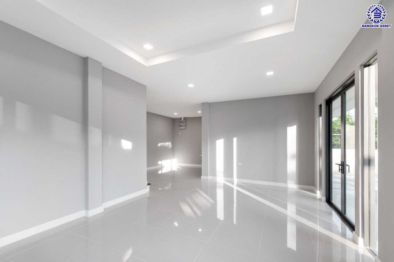 บ้านมือสองตกแต่งใหม่ โครงการ เศรษฐสิริ ชัยพฤกษ์-แจ้งวัฒนะ บนเนื้อที่ 87.70 ตร.ว. พื้นที่ใช้สอย 335.76 ตร.ม. ฟังก์ชัน 4 ห้องนอน 4 ห้องน้ำ 1 ห้องแม่บ้าน 2 ที่จอดรถ การันตีคุณภาพจากแบรนด์ "แสนสิริ" บนทำเลศักยภาพเดินทางสะดวก ติดถนนชัยพฤกษ์ เชื่อมต่อถนนราชพฤกษ์ ถนนแจ้งวัฒนะ ใกล้รถไฟฟ้าสายสีชมพู "สถานีปากเกร็ด" และจุดขึ้นทางด่วน "ศรีรัช"