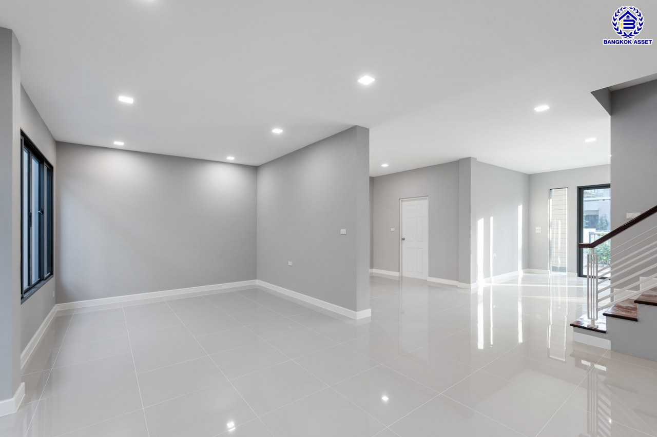 บ้านมือสองตกแต่งใหม่ โครงการ เศรษฐสิริ ชัยพฤกษ์-แจ้งวัฒนะ บนเนื้อที่ 87.70 ตร.ว. พื้นที่ใช้สอย 335.76 ตร.ม. ฟังก์ชัน 4 ห้องนอน 4 ห้องน้ำ 1 ห้องแม่บ้าน 2 ที่จอดรถ การันตีคุณภาพจากแบรนด์ "แสนสิริ" บนทำเลศักยภาพเดินทางสะดวก ติดถนนชัยพฤกษ์ เชื่อมต่อถนนราชพฤกษ์ ถนนแจ้งวัฒนะ ใกล้รถไฟฟ้าสายสีชมพู "สถานีปากเกร็ด" และจุดขึ้นทางด่วน "ศรีรัช"