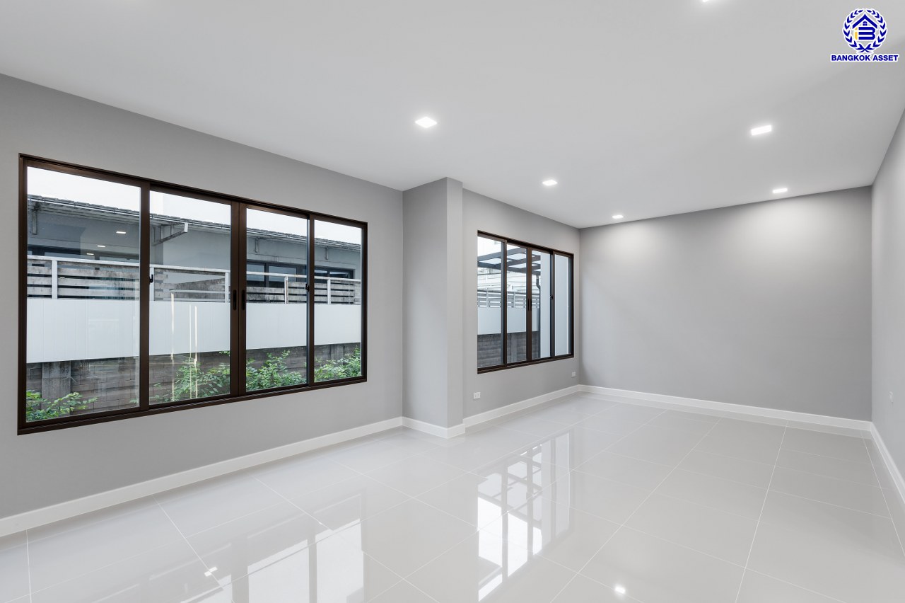 บ้านมือสองตกแต่งใหม่ โครงการ เศรษฐสิริ ชัยพฤกษ์-แจ้งวัฒนะ บนเนื้อที่ 87.70 ตร.ว. พื้นที่ใช้สอย 335.76 ตร.ม. ฟังก์ชัน 4 ห้องนอน 4 ห้องน้ำ 1 ห้องแม่บ้าน 2 ที่จอดรถ การันตีคุณภาพจากแบรนด์ "แสนสิริ" บนทำเลศักยภาพเดินทางสะดวก ติดถนนชัยพฤกษ์ เชื่อมต่อถนนราชพฤกษ์ ถนนแจ้งวัฒนะ ใกล้รถไฟฟ้าสายสีชมพู "สถานีปากเกร็ด" และจุดขึ้นทางด่วน "ศรีรัช"