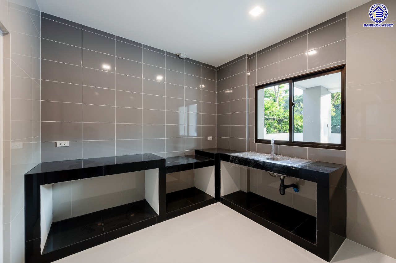 บ้านมือสองตกแต่งใหม่ โครงการ เศรษฐสิริ ชัยพฤกษ์-แจ้งวัฒนะ บนเนื้อที่ 87.70 ตร.ว. พื้นที่ใช้สอย 335.76 ตร.ม. ฟังก์ชัน 4 ห้องนอน 4 ห้องน้ำ 1 ห้องแม่บ้าน 2 ที่จอดรถ การันตีคุณภาพจากแบรนด์ "แสนสิริ" บนทำเลศักยภาพเดินทางสะดวก ติดถนนชัยพฤกษ์ เชื่อมต่อถนนราชพฤกษ์ ถนนแจ้งวัฒนะ ใกล้รถไฟฟ้าสายสีชมพู "สถานีปากเกร็ด" และจุดขึ้นทางด่วน "ศรีรัช"