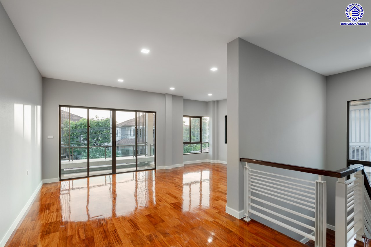 บ้านมือสองตกแต่งใหม่ โครงการ เศรษฐสิริ ชัยพฤกษ์-แจ้งวัฒนะ บนเนื้อที่ 87.70 ตร.ว. พื้นที่ใช้สอย 335.76 ตร.ม. ฟังก์ชัน 4 ห้องนอน 4 ห้องน้ำ 1 ห้องแม่บ้าน 2 ที่จอดรถ การันตีคุณภาพจากแบรนด์ "แสนสิริ" บนทำเลศักยภาพเดินทางสะดวก ติดถนนชัยพฤกษ์ เชื่อมต่อถนนราชพฤกษ์ ถนนแจ้งวัฒนะ ใกล้รถไฟฟ้าสายสีชมพู "สถานีปากเกร็ด" และจุดขึ้นทางด่วน "ศรีรัช"