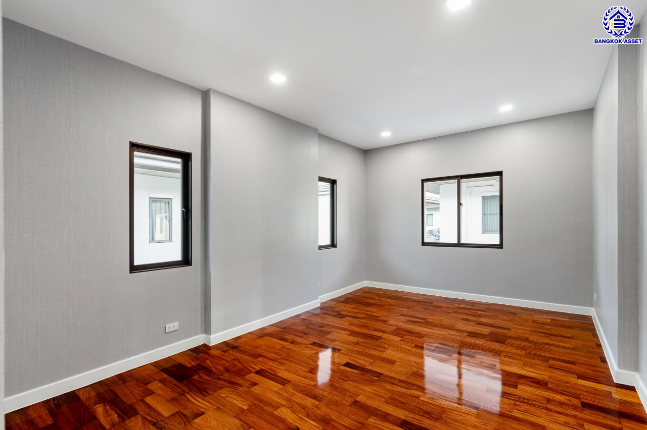 บ้านมือสองตกแต่งใหม่ โครงการ เศรษฐสิริ ชัยพฤกษ์-แจ้งวัฒนะ บนเนื้อที่ 87.70 ตร.ว. พื้นที่ใช้สอย 335.76 ตร.ม. ฟังก์ชัน 4 ห้องนอน 4 ห้องน้ำ 1 ห้องแม่บ้าน 2 ที่จอดรถ การันตีคุณภาพจากแบรนด์ "แสนสิริ" บนทำเลศักยภาพเดินทางสะดวก ติดถนนชัยพฤกษ์ เชื่อมต่อถนนราชพฤกษ์ ถนนแจ้งวัฒนะ ใกล้รถไฟฟ้าสายสีชมพู "สถานีปากเกร็ด" และจุดขึ้นทางด่วน "ศรีรัช"