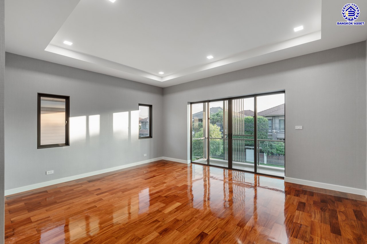 บ้านมือสองตกแต่งใหม่ โครงการ เศรษฐสิริ ชัยพฤกษ์-แจ้งวัฒนะ บนเนื้อที่ 87.70 ตร.ว. พื้นที่ใช้สอย 335.76 ตร.ม. ฟังก์ชัน 4 ห้องนอน 4 ห้องน้ำ 1 ห้องแม่บ้าน 2 ที่จอดรถ การันตีคุณภาพจากแบรนด์ "แสนสิริ" บนทำเลศักยภาพเดินทางสะดวก ติดถนนชัยพฤกษ์ เชื่อมต่อถนนราชพฤกษ์ ถนนแจ้งวัฒนะ ใกล้รถไฟฟ้าสายสีชมพู "สถานีปากเกร็ด" และจุดขึ้นทางด่วน "ศรีรัช"