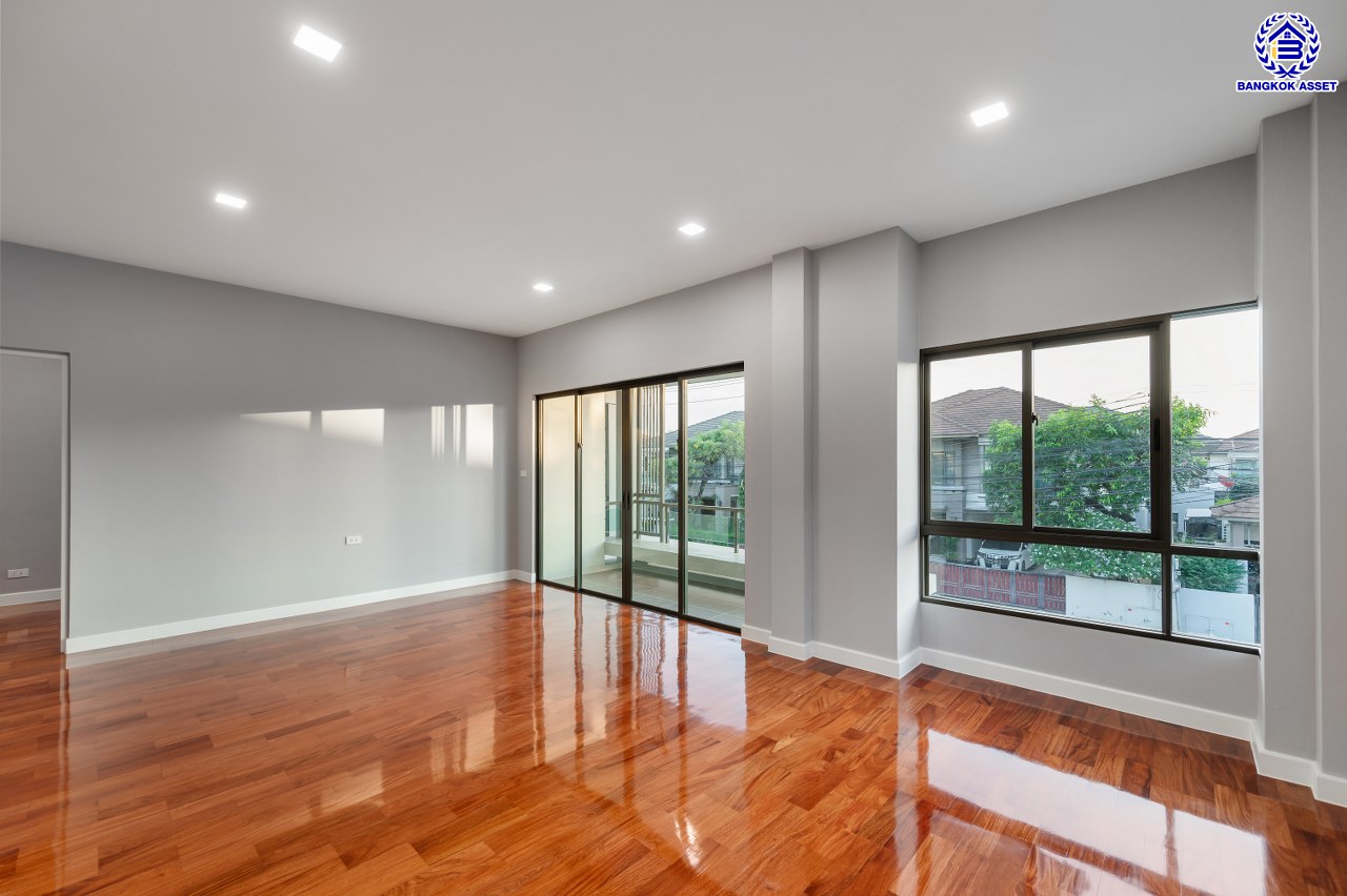 บ้านมือสองตกแต่งใหม่ โครงการ เศรษฐสิริ ชัยพฤกษ์-แจ้งวัฒนะ บนเนื้อที่ 87.70 ตร.ว. พื้นที่ใช้สอย 335.76 ตร.ม. ฟังก์ชัน 4 ห้องนอน 4 ห้องน้ำ 1 ห้องแม่บ้าน 2 ที่จอดรถ การันตีคุณภาพจากแบรนด์ "แสนสิริ" บนทำเลศักยภาพเดินทางสะดวก ติดถนนชัยพฤกษ์ เชื่อมต่อถนนราชพฤกษ์ ถนนแจ้งวัฒนะ ใกล้รถไฟฟ้าสายสีชมพู "สถานีปากเกร็ด" และจุดขึ้นทางด่วน "ศรีรัช"