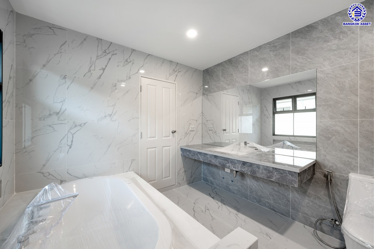 บ้านมือสองตกแต่งใหม่ โครงการ เศรษฐสิริ ชัยพฤกษ์-แจ้งวัฒนะ บนเนื้อที่ 87.70 ตร.ว. พื้นที่ใช้สอย 335.76 ตร.ม. ฟังก์ชัน 4 ห้องนอน 4 ห้องน้ำ 1 ห้องแม่บ้าน 2 ที่จอดรถ การันตีคุณภาพจากแบรนด์ "แสนสิริ" บนทำเลศักยภาพเดินทางสะดวก ติดถนนชัยพฤกษ์ เชื่อมต่อถนนราชพฤกษ์ ถนนแจ้งวัฒนะ ใกล้รถไฟฟ้าสายสีชมพู "สถานีปากเกร็ด" และจุดขึ้นทางด่วน "ศรีรัช"