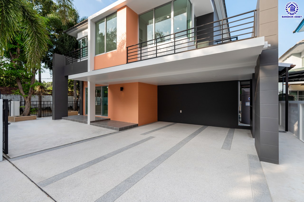 บ้านมือสองตกแต่งใหม่ โครงการ วิลล่าการ์เด้น1 รัตนาธิเบศร์ เนื้อที่ 56 ตร.ว. พื้นที่ใช้สอย 287.2 ตร.ม. ฟังก์ชัน 3 ห้องนอน 3 ห้องน้ำ 1 ห้องอเนกประสงค์ จอดรถได้ 2 คัน บนทำเลเดินทางสะดวก เชื่อมต่อถนนรัตนาธิเบศร์, ถนนราชพฤกษ์, ถนนกาญจนาภิษก ใกล้เซ็นทรัลเวสต์เกต รถไฟฟ้าสายสีม่วง "สถานีบางพลู" และ ทางด่วน "กาญจนาภิเษก"