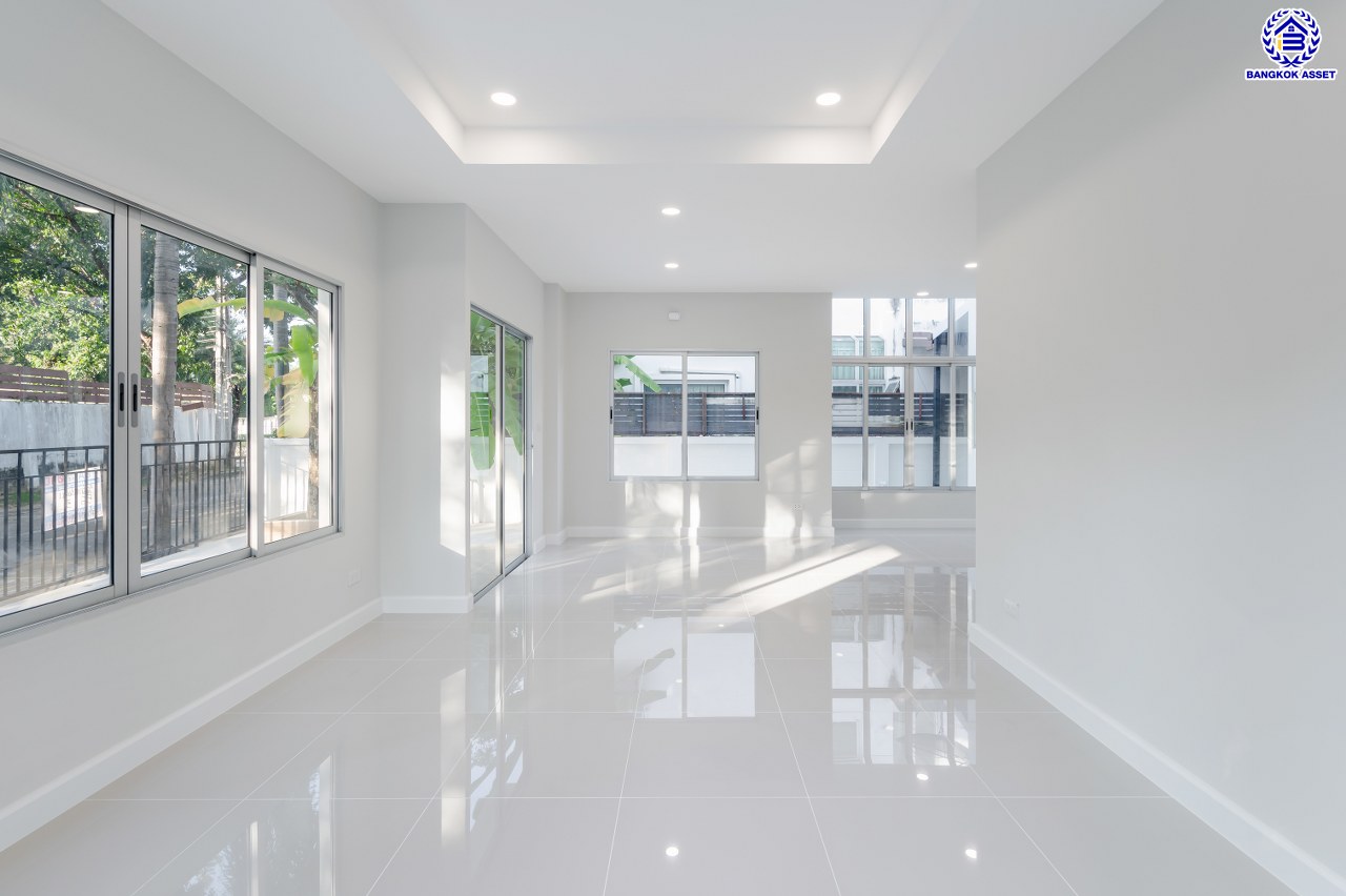 บ้านมือสองตกแต่งใหม่ โครงการ วิลล่าการ์เด้น1 รัตนาธิเบศร์ เนื้อที่ 56 ตร.ว. พื้นที่ใช้สอย 287.2 ตร.ม. ฟังก์ชัน 3 ห้องนอน 3 ห้องน้ำ 1 ห้องอเนกประสงค์ จอดรถได้ 2 คัน บนทำเลเดินทางสะดวก เชื่อมต่อถนนรัตนาธิเบศร์, ถนนราชพฤกษ์, ถนนกาญจนาภิษก ใกล้เซ็นทรัลเวสต์เกต รถไฟฟ้าสายสีม่วง "สถานีบางพลู" และ ทางด่วน "กาญจนาภิเษก"