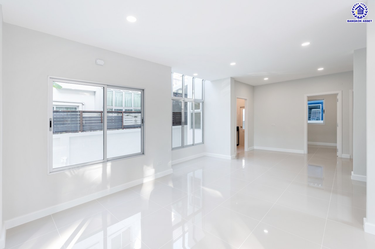 บ้านมือสองตกแต่งใหม่ โครงการ วิลล่าการ์เด้น1 รัตนาธิเบศร์ เนื้อที่ 56 ตร.ว. พื้นที่ใช้สอย 287.2 ตร.ม. ฟังก์ชัน 3 ห้องนอน 3 ห้องน้ำ 1 ห้องอเนกประสงค์ จอดรถได้ 2 คัน บนทำเลเดินทางสะดวก เชื่อมต่อถนนรัตนาธิเบศร์, ถนนราชพฤกษ์, ถนนกาญจนาภิษก ใกล้เซ็นทรัลเวสต์เกต รถไฟฟ้าสายสีม่วง "สถานีบางพลู" และ ทางด่วน "กาญจนาภิเษก"