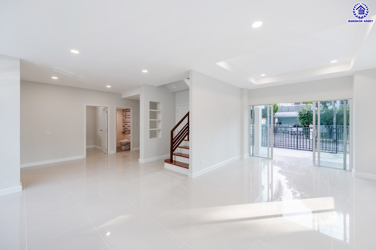 บ้านมือสองตกแต่งใหม่ โครงการ วิลล่าการ์เด้น1 รัตนาธิเบศร์ เนื้อที่ 56 ตร.ว. พื้นที่ใช้สอย 287.2 ตร.ม. ฟังก์ชัน 3 ห้องนอน 3 ห้องน้ำ 1 ห้องอเนกประสงค์ จอดรถได้ 2 คัน บนทำเลเดินทางสะดวก เชื่อมต่อถนนรัตนาธิเบศร์, ถนนราชพฤกษ์, ถนนกาญจนาภิษก ใกล้เซ็นทรัลเวสต์เกต รถไฟฟ้าสายสีม่วง "สถานีบางพลู" และ ทางด่วน "กาญจนาภิเษก"