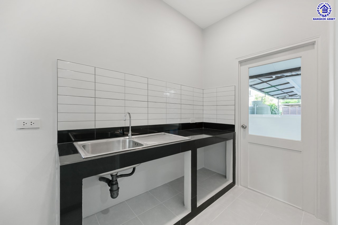 บ้านมือสองตกแต่งใหม่ โครงการ วิลล่าการ์เด้น1 รัตนาธิเบศร์ เนื้อที่ 56 ตร.ว. พื้นที่ใช้สอย 287.2 ตร.ม. ฟังก์ชัน 3 ห้องนอน 3 ห้องน้ำ 1 ห้องอเนกประสงค์ จอดรถได้ 2 คัน บนทำเลเดินทางสะดวก เชื่อมต่อถนนรัตนาธิเบศร์, ถนนราชพฤกษ์, ถนนกาญจนาภิษก ใกล้เซ็นทรัลเวสต์เกต รถไฟฟ้าสายสีม่วง "สถานีบางพลู" และ ทางด่วน "กาญจนาภิเษก"