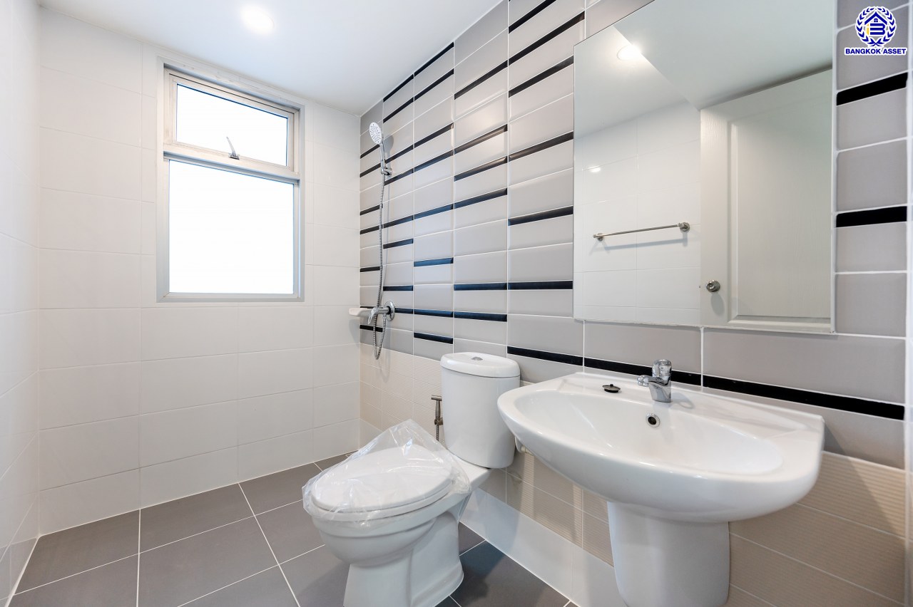 บ้านมือสองตกแต่งใหม่ โครงการ วิลล่าการ์เด้น1 รัตนาธิเบศร์ เนื้อที่ 56 ตร.ว. พื้นที่ใช้สอย 287.2 ตร.ม. ฟังก์ชัน 3 ห้องนอน 3 ห้องน้ำ 1 ห้องอเนกประสงค์ จอดรถได้ 2 คัน บนทำเลเดินทางสะดวก เชื่อมต่อถนนรัตนาธิเบศร์, ถนนราชพฤกษ์, ถนนกาญจนาภิษก ใกล้เซ็นทรัลเวสต์เกต รถไฟฟ้าสายสีม่วง "สถานีบางพลู" และ ทางด่วน "กาญจนาภิเษก"