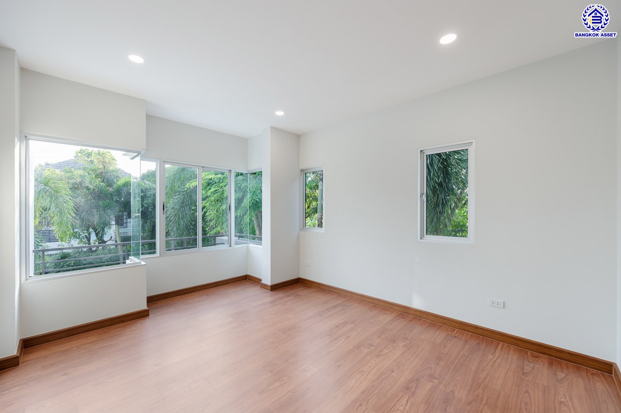 บ้านมือสองตกแต่งใหม่ โครงการ วิลล่าการ์เด้น1 รัตนาธิเบศร์ เนื้อที่ 56 ตร.ว. พื้นที่ใช้สอย 287.2 ตร.ม. ฟังก์ชัน 3 ห้องนอน 3 ห้องน้ำ 1 ห้องอเนกประสงค์ จอดรถได้ 2 คัน บนทำเลเดินทางสะดวก เชื่อมต่อถนนรัตนาธิเบศร์, ถนนราชพฤกษ์, ถนนกาญจนาภิษก ใกล้เซ็นทรัลเวสต์เกต รถไฟฟ้าสายสีม่วง "สถานีบางพลู" และ ทางด่วน "กาญจนาภิเษก"