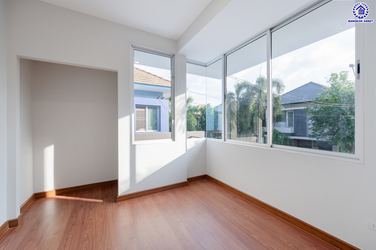 บ้านมือสองตกแต่งใหม่ โครงการ วิลล่าการ์เด้น1 รัตนาธิเบศร์ เนื้อที่ 56 ตร.ว. พื้นที่ใช้สอย 287.2 ตร.ม. ฟังก์ชัน 3 ห้องนอน 3 ห้องน้ำ 1 ห้องอเนกประสงค์ จอดรถได้ 2 คัน บนทำเลเดินทางสะดวก เชื่อมต่อถนนรัตนาธิเบศร์, ถนนราชพฤกษ์, ถนนกาญจนาภิษก ใกล้เซ็นทรัลเวสต์เกต รถไฟฟ้าสายสีม่วง "สถานีบางพลู" และ ทางด่วน "กาญจนาภิเษก"