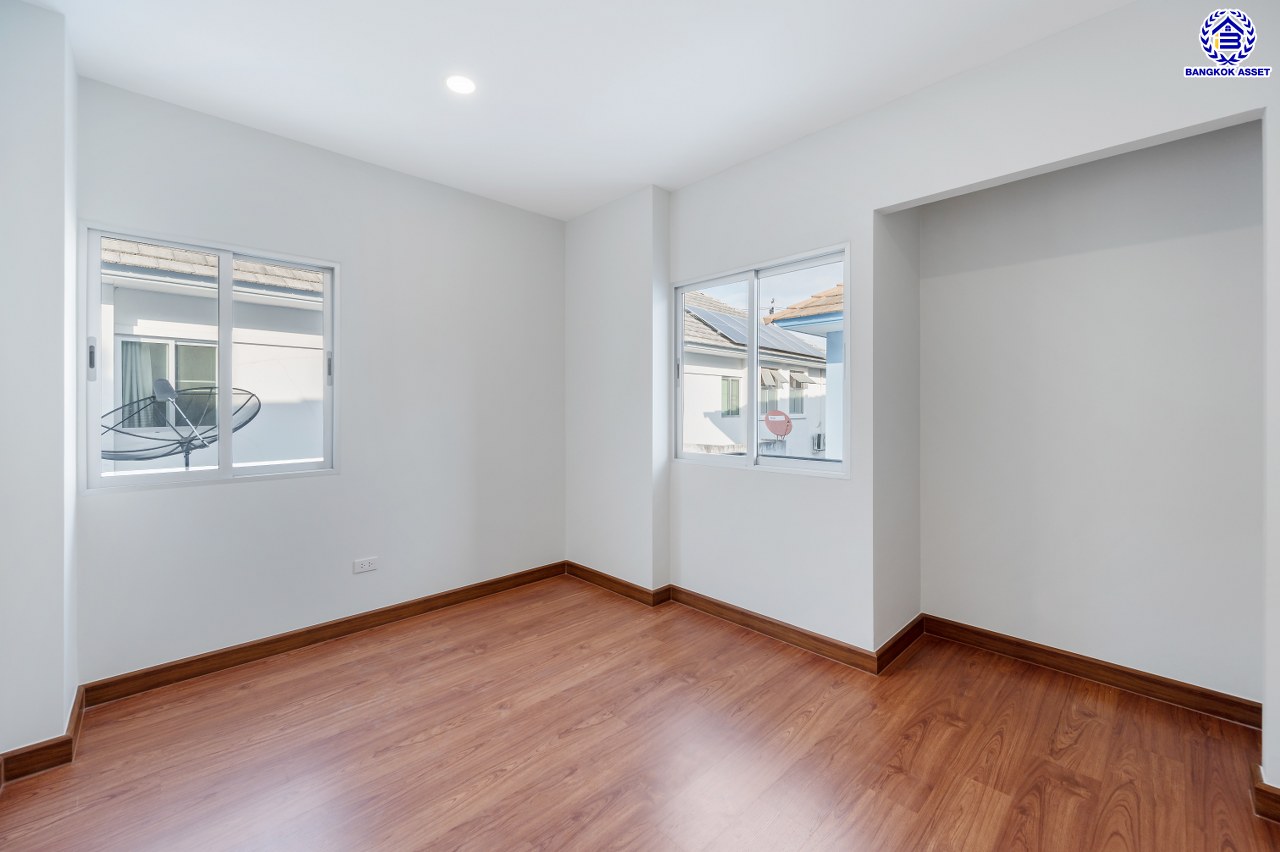 บ้านมือสองตกแต่งใหม่ โครงการ วิลล่าการ์เด้น1 รัตนาธิเบศร์ เนื้อที่ 56 ตร.ว. พื้นที่ใช้สอย 287.2 ตร.ม. ฟังก์ชัน 3 ห้องนอน 3 ห้องน้ำ 1 ห้องอเนกประสงค์ จอดรถได้ 2 คัน บนทำเลเดินทางสะดวก เชื่อมต่อถนนรัตนาธิเบศร์, ถนนราชพฤกษ์, ถนนกาญจนาภิษก ใกล้เซ็นทรัลเวสต์เกต รถไฟฟ้าสายสีม่วง "สถานีบางพลู" และ ทางด่วน "กาญจนาภิเษก"