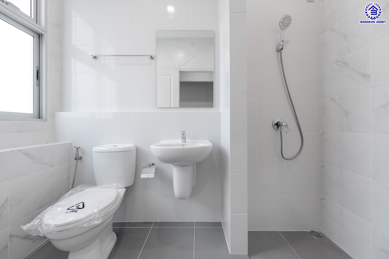 บ้านมือสองตกแต่งใหม่ โครงการ วิลล่าการ์เด้น1 รัตนาธิเบศร์ เนื้อที่ 56 ตร.ว. พื้นที่ใช้สอย 287.2 ตร.ม. ฟังก์ชัน 3 ห้องนอน 3 ห้องน้ำ 1 ห้องอเนกประสงค์ จอดรถได้ 2 คัน บนทำเลเดินทางสะดวก เชื่อมต่อถนนรัตนาธิเบศร์, ถนนราชพฤกษ์, ถนนกาญจนาภิษก ใกล้เซ็นทรัลเวสต์เกต รถไฟฟ้าสายสีม่วง "สถานีบางพลู" และ ทางด่วน "กาญจนาภิเษก"