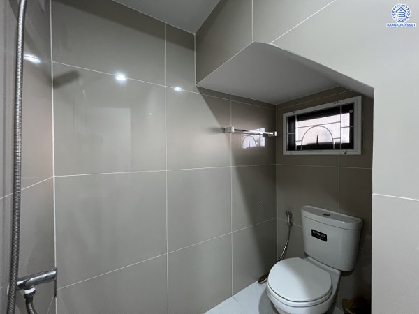 *****ทาวน์เฮ้าส์มือสองนนทบุรี โครงการ ชวนชื่นทาวน์ ชัยพฤกษ์-แจ้งวัฒนะ เนื้อที่ 22.50 ตร.ว. พื้นที่ใช้สอย 106.59 ตร.ม. ฟังก์ชัน 3 ห้องนอน 3 ห้องน้ำ 2 ที่จอดรถ บนทำเลแห่งการเดินทาง เชื่อมต่อหลายเส้นทาง ได้แก่ ถนนแจ้งวัฒนะ, ถนนชัยพฤกษ์, ถนนราชพฤกษ์, ถนนกาญจนาภิเษก ใกล้จุดขึ้นทางด่วน "แจ้งวัฒนะ" และเซ็นทรัล เวสต์เกต