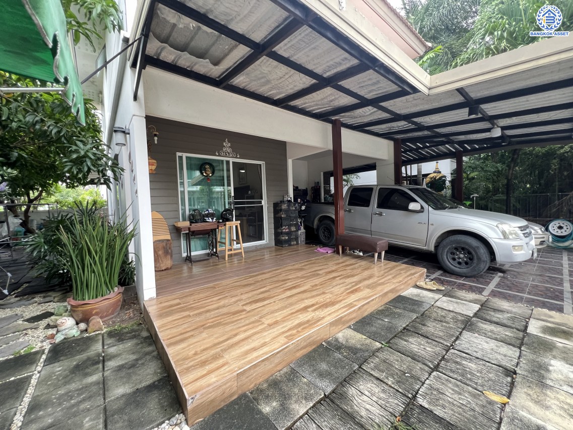 *****บ้านเดี่ยวมือสองนนทบุรี โครงการ พฤกษ์ลดา บางใหญ่2 เนื้อที่ 56.00 ตร.ว. พื้นที่ใช้สอย 145 ตร.ม. ฟังก์ชัน 3 ห้องนอน 2 ห้องน้ำ 2 ที่จอดรถ ทำเลเดินทางสะดวก เชื่อมต่อถนนกาญจนาภิเษก ถนนคลองถนน ถนนแก้วอินทร์ ใกล้ห้างสรรพสินค้าเซ็นทรัล เวสต์เกต รถไฟฟ้าสายสีม่วง "สถานีคลองบางไผ่" และจุดขึ้นทางด่วน "กาญจนาภิเษก"