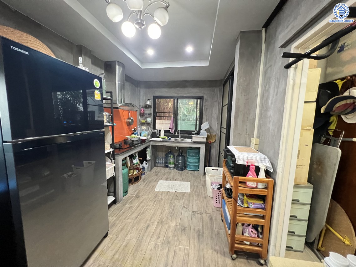 *****บ้านเดี่ยวมือสองนนทบุรี โครงการ พฤกษ์ลดา บางใหญ่2 เนื้อที่ 56.00 ตร.ว. พื้นที่ใช้สอย 145 ตร.ม. ฟังก์ชัน 3 ห้องนอน 2 ห้องน้ำ 2 ที่จอดรถ ทำเลเดินทางสะดวก เชื่อมต่อถนนกาญจนาภิเษก ถนนคลองถนน ถนนแก้วอินทร์ ใกล้ห้างสรรพสินค้าเซ็นทรัล เวสต์เกต รถไฟฟ้าสายสีม่วง "สถานีคลองบางไผ่" และจุดขึ้นทางด่วน "กาญจนาภิเษก"