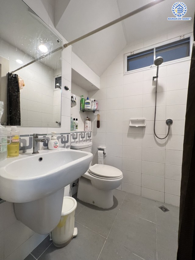 *****บ้านเดี่ยวมือสองนนทบุรี โครงการ พฤกษ์ลดา บางใหญ่2 เนื้อที่ 56.00 ตร.ว. พื้นที่ใช้สอย 145 ตร.ม. ฟังก์ชัน 3 ห้องนอน 2 ห้องน้ำ 2 ที่จอดรถ ทำเลเดินทางสะดวก เชื่อมต่อถนนกาญจนาภิเษก ถนนคลองถนน ถนนแก้วอินทร์ ใกล้ห้างสรรพสินค้าเซ็นทรัล เวสต์เกต รถไฟฟ้าสายสีม่วง "สถานีคลองบางไผ่" และจุดขึ้นทางด่วน "กาญจนาภิเษก"