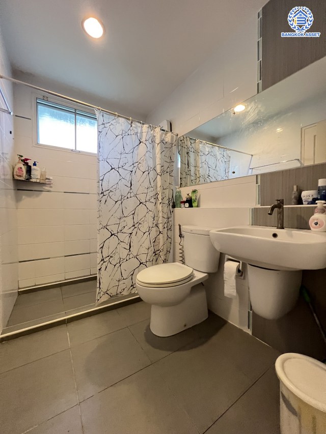 *****บ้านเดี่ยวมือสองนนทบุรี โครงการ พฤกษ์ลดา บางใหญ่2 เนื้อที่ 56.00 ตร.ว. พื้นที่ใช้สอย 145 ตร.ม. ฟังก์ชัน 3 ห้องนอน 2 ห้องน้ำ 2 ที่จอดรถ ทำเลเดินทางสะดวก เชื่อมต่อถนนกาญจนาภิเษก ถนนคลองถนน ถนนแก้วอินทร์ ใกล้ห้างสรรพสินค้าเซ็นทรัล เวสต์เกต รถไฟฟ้าสายสีม่วง "สถานีคลองบางไผ่" และจุดขึ้นทางด่วน "กาญจนาภิเษก"