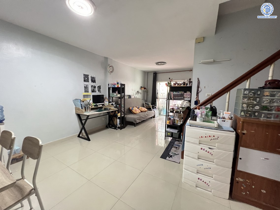 ทาวน์เฮ้าส์มือสองนนทบุรี โครงการ ไลโอ วงแหวน-ปิ่นเกล้า เนื้อที่ 17.10 ตร.ว พื้นที่ใช้สอย 94 ตร.ม.  พร้อมฟังก์ชัน 3 ห้องนอน 2 ห้องน้ำ 1 ที่จอดรถ สภาพดีพร้อมเข้าอยู่ ทำเลเยี่ยม เชื่อมต่อถนนกาญจนาภิเษก, ถนนประชาอุทิศ ใกล้ห้างสรรพสินค้ายอดนิยมอย่าง "เซ็นทรัลเวสเกต" และโครงการรถไฟฟ้าสายสีม่วง "สถานีตลาดบางใหญ่"...