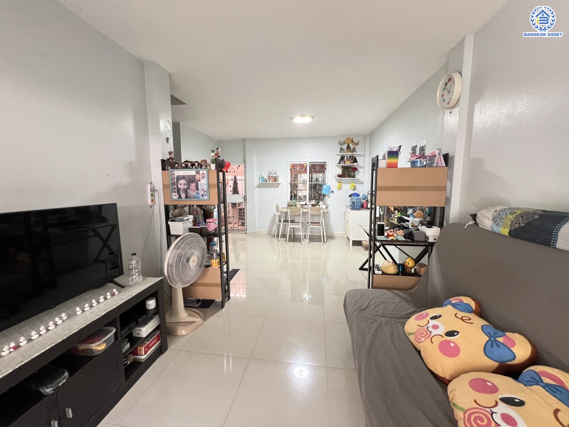 ทาวน์เฮ้าส์มือสองนนทบุรี โครงการ ไลโอ วงแหวน-ปิ่นเกล้า เนื้อที่ 17.10 ตร.ว พื้นที่ใช้สอย 94 ตร.ม.  พร้อมฟังก์ชัน 3 ห้องนอน 2 ห้องน้ำ 1 ที่จอดรถ สภาพดีพร้อมเข้าอยู่ ทำเลเยี่ยม เชื่อมต่อถนนกาญจนาภิเษก, ถนนประชาอุทิศ ใกล้ห้างสรรพสินค้ายอดนิยมอย่าง "เซ็นทรัลเวสเกต" และโครงการรถไฟฟ้าสายสีม่วง "สถานีตลาดบางใหญ่"...