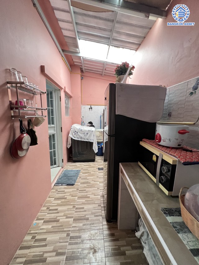 ทาวน์เฮ้าส์มือสองนนทบุรี โครงการ ไลโอ วงแหวน-ปิ่นเกล้า เนื้อที่ 17.10 ตร.ว พื้นที่ใช้สอย 94 ตร.ม.  พร้อมฟังก์ชัน 3 ห้องนอน 2 ห้องน้ำ 1 ที่จอดรถ สภาพดีพร้อมเข้าอยู่ ทำเลเยี่ยม เชื่อมต่อถนนกาญจนาภิเษก, ถนนประชาอุทิศ ใกล้ห้างสรรพสินค้ายอดนิยมอย่าง "เซ็นทรัลเวสเกต" และโครงการรถไฟฟ้าสายสีม่วง "สถานีตลาดบางใหญ่"...