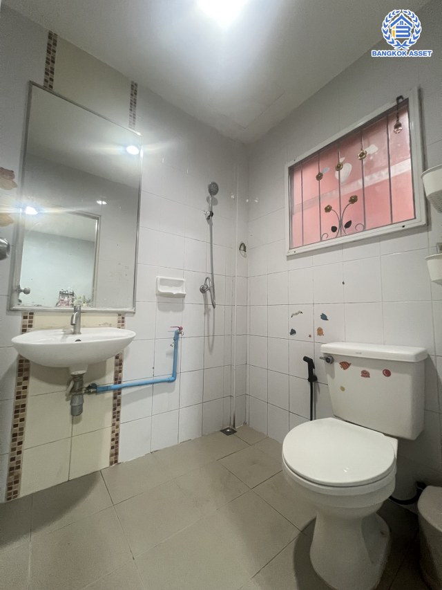 ทาวน์เฮ้าส์มือสองนนทบุรี โครงการ ไลโอ วงแหวน-ปิ่นเกล้า เนื้อที่ 17.10 ตร.ว พื้นที่ใช้สอย 94 ตร.ม.  พร้อมฟังก์ชัน 3 ห้องนอน 2 ห้องน้ำ 1 ที่จอดรถ สภาพดีพร้อมเข้าอยู่ ทำเลเยี่ยม เชื่อมต่อถนนกาญจนาภิเษก, ถนนประชาอุทิศ ใกล้ห้างสรรพสินค้ายอดนิยมอย่าง "เซ็นทรัลเวสเกต" และโครงการรถไฟฟ้าสายสีม่วง "สถานีตลาดบางใหญ่"...